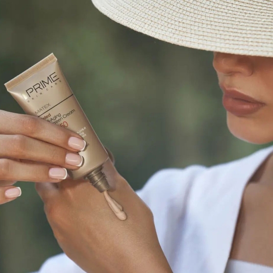 کرم ضد آفتاب جوان کننده رنگی پرایم با SPF 50 حجم 40 میل